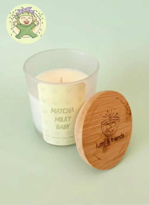 æstetisk minimalistisk duftlys med grøn farve, sød kawaii karater, og behagelig rund matcha duft