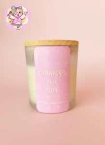 strawberry milk cutie, jordbær duftlys, lyserød, pink vibe, duftlys af sojavoks, søde gourmand duft